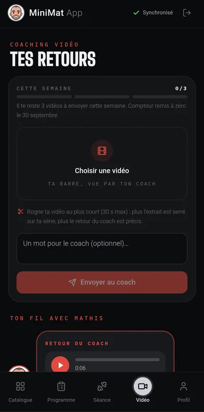 Écran Vidéo de MiniMat App sur téléphone. Un compteur indique 0 vidéo envoyée sur 3 cette semaine. En dessous : une zone « Choisir une vidéo » limitée à 30 secondes, un champ pour laisser un mot au coach et le bouton « Envoyer au coach ». En bas, le début du fil avec un retour vocal du coach.
